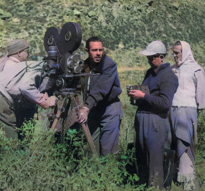 El director de fotografía Andrés Martorell ajustando la mítica cámara Mitchell de 35mm para filmar en la montaña. ELENCO: Jorge Salcedo, Julia Sandoval