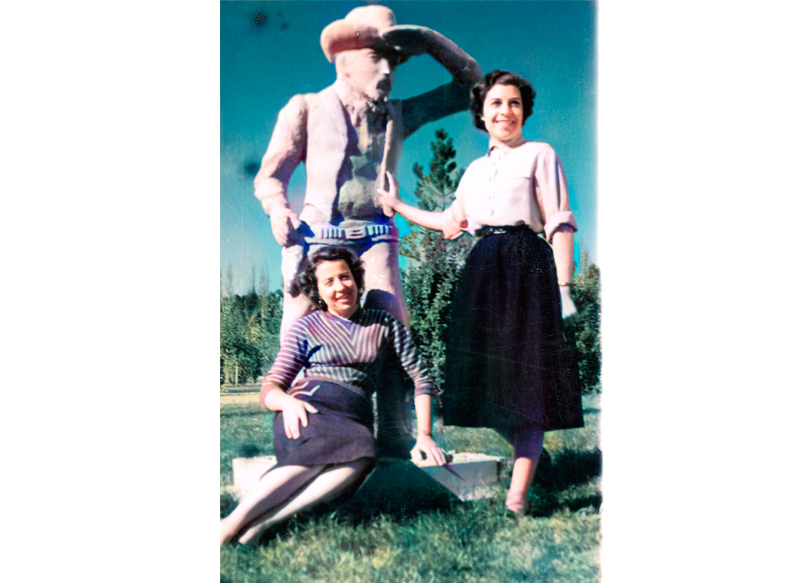 EL ÚLTIMO COWBOY (1954) DIR. JUAN SIRES - La maquilladora Elvira Silva y una asistente, posando junto a la estatua del pionero. ELENCO: Augusto Codecá, Héctor Calcaño, Floren Delbene